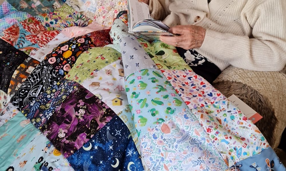 Comment honorer un parent âgé : idées pour rassembler la famille autour d’un souvenir