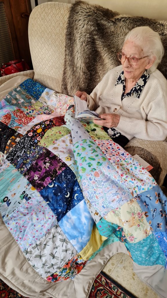 Une mamie découvrant des vœux écrits par ses proches